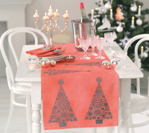 Gedeckter Tisch zu Weihnachten mit roter Tischwäsche gestaltet mit Marabu Fashion Spray und Textil Metallic