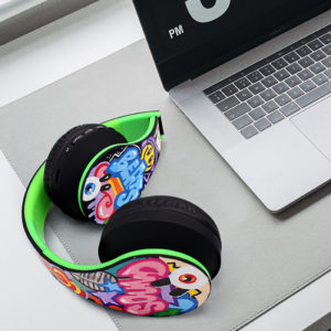 Moderne Kopfhörer bemalt im bunten Doodling-Design mit dem Marabu Yono Marker
