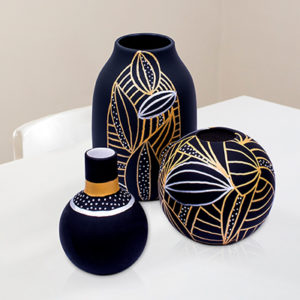 Drei schwarze Vasen gestaltet in Gold und Silber mit dem Marabu Yono Marker